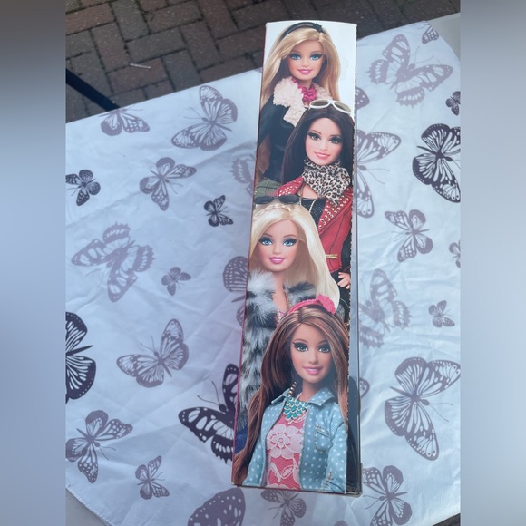 Raquelle Style Barbie Doll - Glam - Picture 6 of 15